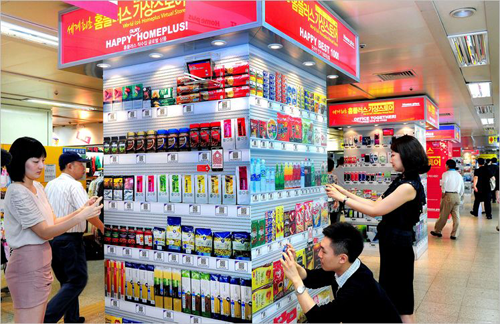 Smartphone users scan QR Codes in Tesco Home Plus Smartphone users scan QR Codes in Tesco Home Plus